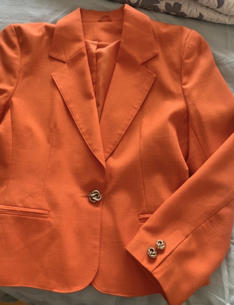 Les Parisiennes des Mamansnet: JesusFlo Superstar in a Back Lit Kaftan (Toyboy Not Included)