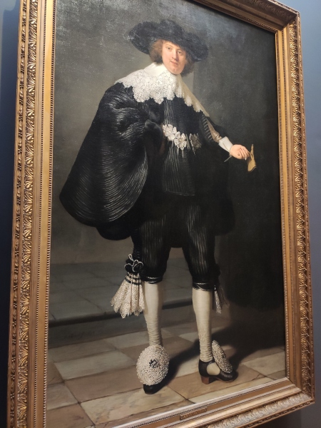 Les Parisiennes des Mamansnet: JesusFlo Superstar in a Back Lit Kaftan (Toyboy Not Included)