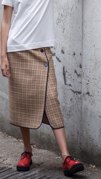 Les Parisiennes des Mamansnet: JesusFlo Superstar in a Back Lit Kaftan (Toyboy Not Included)