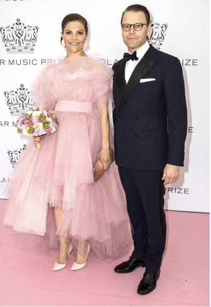 Royal Style and Beauty: St Edward's Crown is back in the box, time for more diamonds, glitter and frocks! 