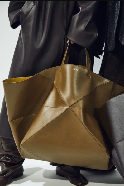 Les Parisiennes des Mamansnet: JesusFlo Superstar in a Back Lit Kaftan (Toyboy Not Included)