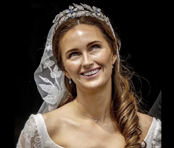 Royal Style and Beauty: St Edward's Crown is back in the box, time for more diamonds, glitter and frocks! 