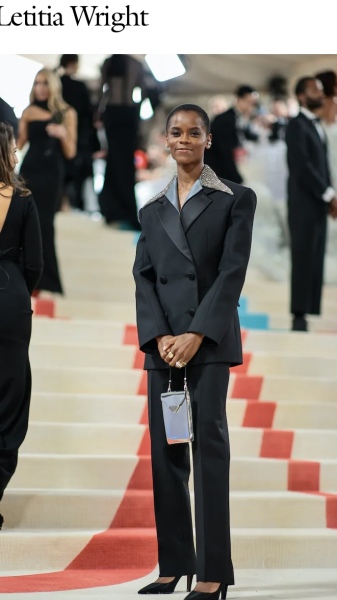 Les Parisiennes des Mamansnet: JesusFlo Superstar in a Back Lit Kaftan (Toyboy Not Included)