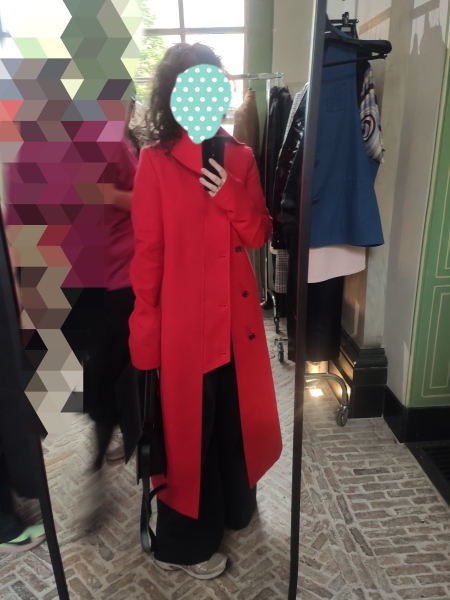 Les Parisiennes des Mamansnet: JesusFlo Superstar in a Back Lit Kaftan (Toyboy Not Included)