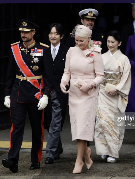 Royal Style and Beauty: Coronation, let's be bold! Bring on the diamonds and bring on the gold! 