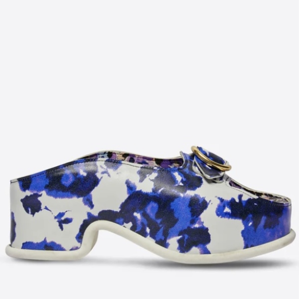 Les Parisiennes des Mamansnet: JesusFlo Superstar in a Back Lit Kaftan (Toyboy Not Included)