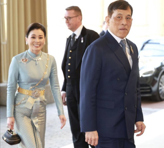 Royal Style and Beauty: Coronation, let's be bold! Bring on the diamonds and bring on the gold! 