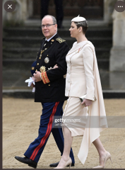 Royal Style and Beauty: Coronation, let's be bold! Bring on the diamonds and bring on the gold! 