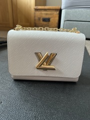 Chanel chat thread
