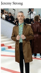 Les Parisiennes des Mamansnet: JesusFlo Superstar in a Back Lit Kaftan (Toyboy Not Included)