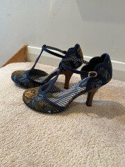 What shoes and accessories with this dress?