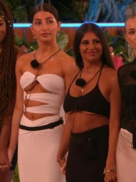 IVE GOT A TEXT - Love Island Summer 2023. Everyone's on Job, laying on factor 50