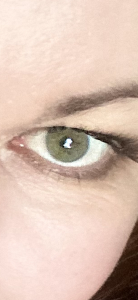 What colour would you say DD's eyes are?