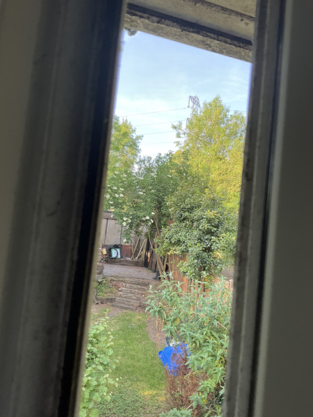 Would pylons put you off a house?