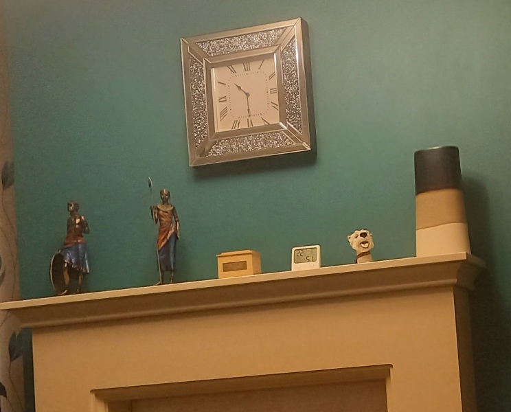 Please help me decorate my mantlepiece