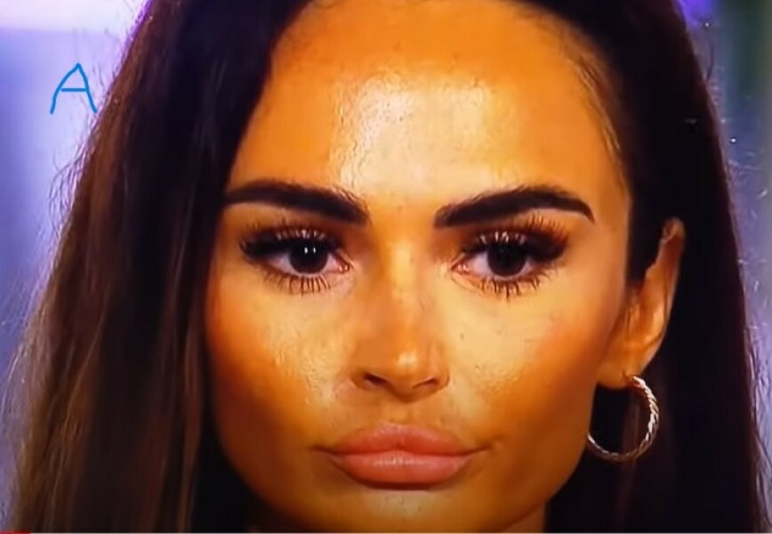 IVE GOT A TEXT - Love Island Summer 2023. Everyone's on Job, laying on factor 50