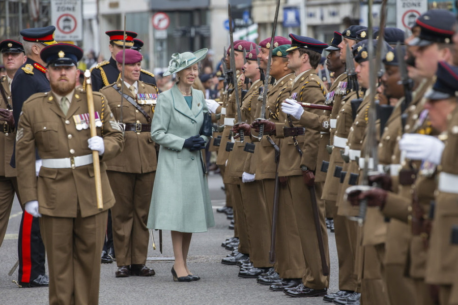 Royal Style and Beauty: St Edward's Crown is back in the box, time for more diamonds, glitter and frocks! 
