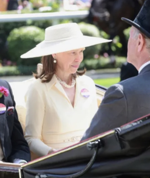 Royal Style and Beauty: Trooping forward - colour glitter and style but more tiaras may take a while..