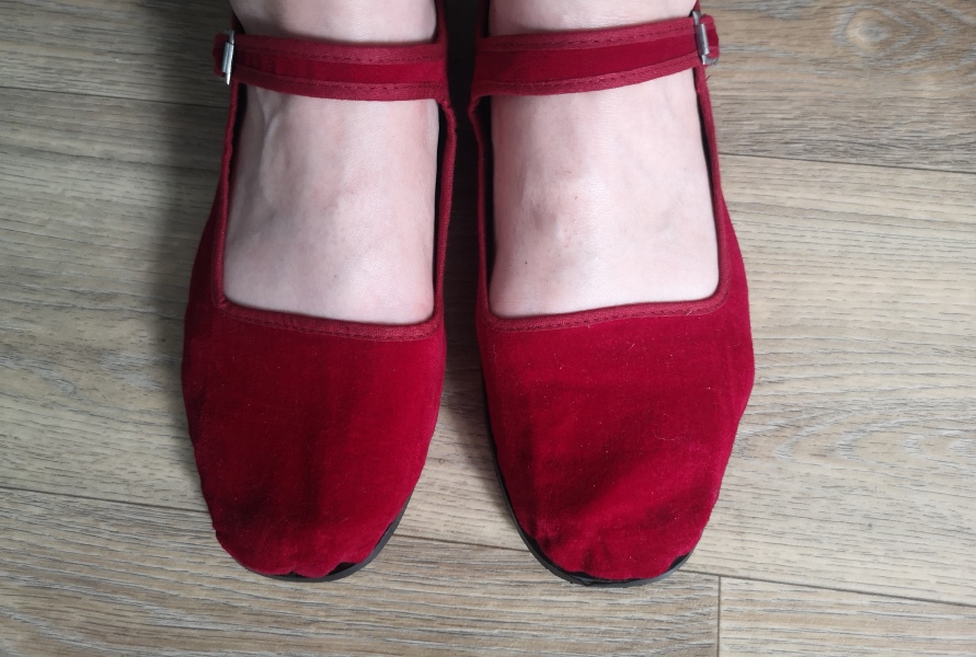 Les Parisiennes des Mamansnet: JesusFlo Superstar in a Back Lit Kaftan (Toyboy Not Included)