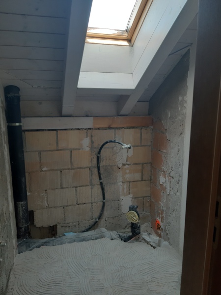 Tiling on walls in guest toilet
