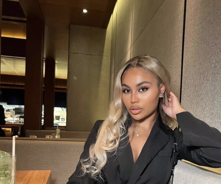 IVE GOT A TEXT - Love Island Summer 2023. Everyone's on Job, laying on factor 50