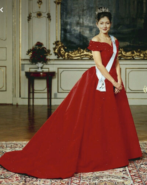 Royal Style and Beauty: Trooping forward - colour glitter and style but more tiaras may take a while..