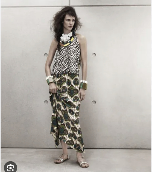 Les Parisiennes des Mamansnet: JesusFlo Superstar in a Back Lit Kaftan (Toyboy Not Included)