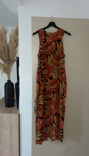 Les Parisiennes des Mamansnet: JesusFlo Superstar in a Back Lit Kaftan (Toyboy Not Included)