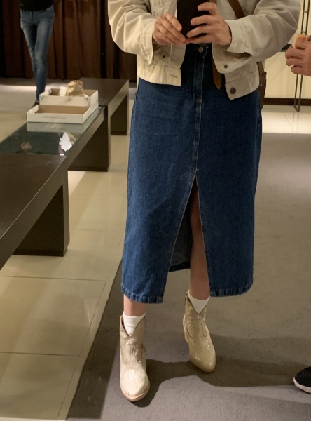 Les Parisiennes des Mamansnet: JesusFlo Superstar in a Back Lit Kaftan (Toyboy Not Included)