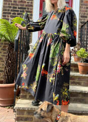 Les Parisiennes des Mamansnet: JesusFlo Superstar in a Back Lit Kaftan (Toyboy Not Included)