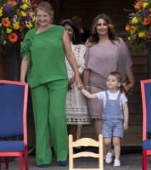 Royal Style and Beauty: Trooping forward - colour glitter and style but more tiaras may take a while..