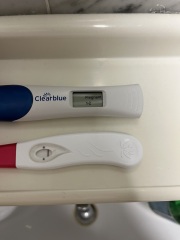 Negative and positive pregnancy tests results at the same time