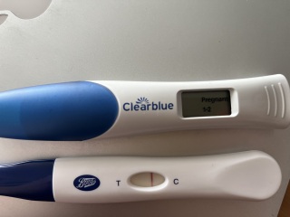 Negative and positive pregnancy tests results at the same time