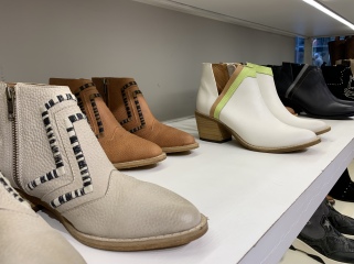 Les Parisiennes des Mamansnet: JesusFlo Superstar in a Back Lit Kaftan (Toyboy Not Included)