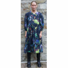 Les Parisiennes des Mamansnet: JesusFlo Superstar in a Back Lit Kaftan (Toyboy Not Included)