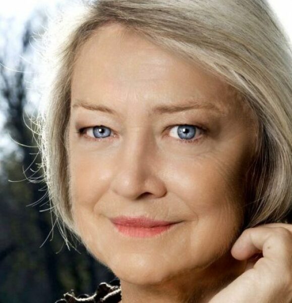 to think female newsreaders and presenters shouldn't wear make up