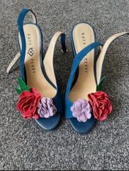 Can someone suggest a style of jeans or trousers to wear with this top, and these shoes, please