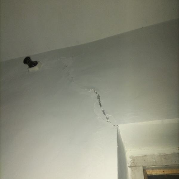 Cracks in ceiling 
