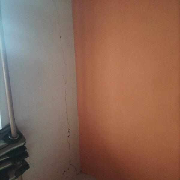 Cracks in ceiling 