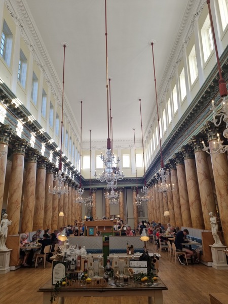 What is a good restaurant to go to in York with visitors from the USA?