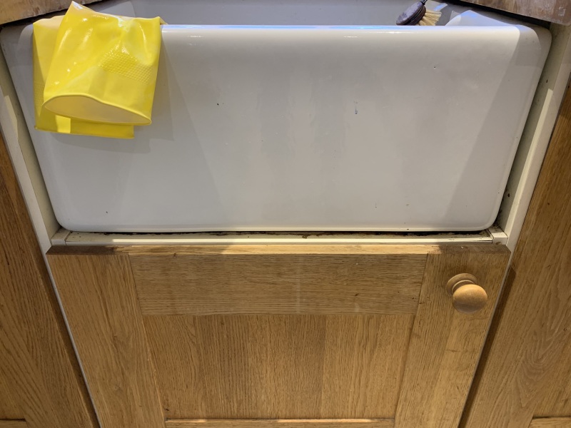 Belfast sink not mounted properly? Horrible filthy impossible to clean bit - pic attached.