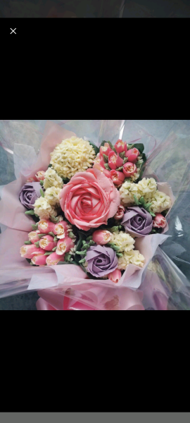 To think this lady is seriously underpricing these gorgeous bouquets of cupcakes?