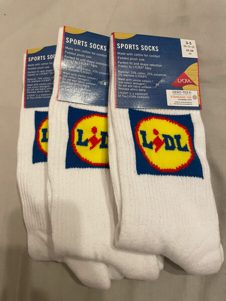 What should  a postgrad wear to present at a conference?