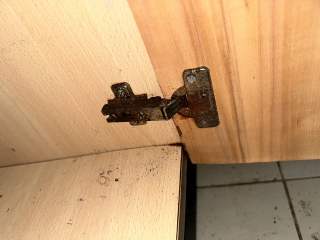 AIBU to expect landlord to replace kitchen?