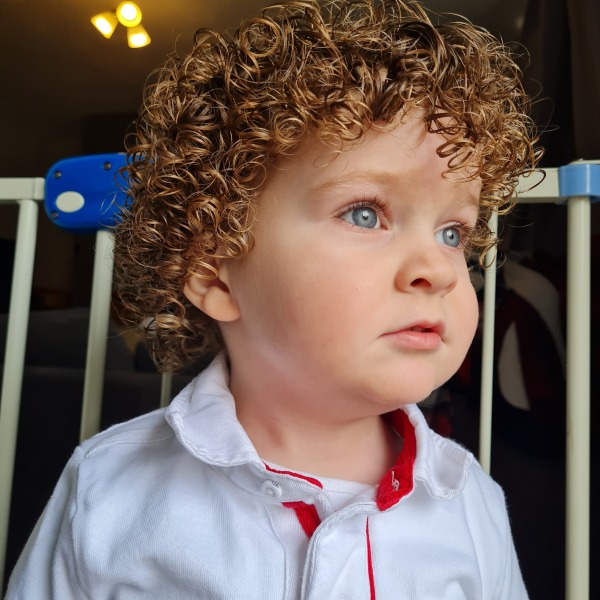 AIBU to not know how on earth to help DD with her frizzy hair?