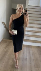 To wear a black dress to a wedding?