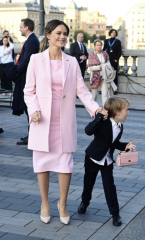 Royal Style and Beauty - what goes in the Bold Tower? White stilettos, green coats and too much of the flower?