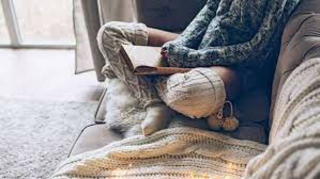 Does anyone ACTUALLY ever "curl up" with a book?