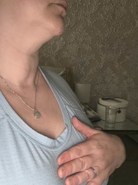 Swollen/lump in middle of neck