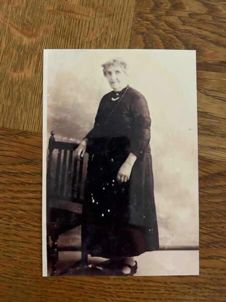 Dating a picture by the clothes